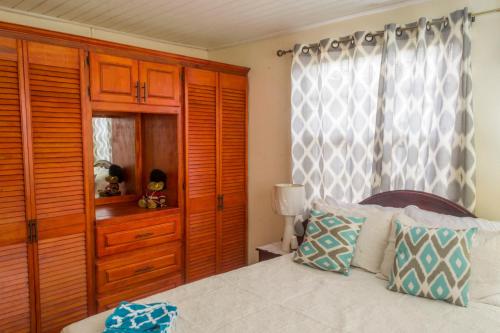 Postel nebo postele na pokoji v ubytování Darrel Cot Beachfront Cottage