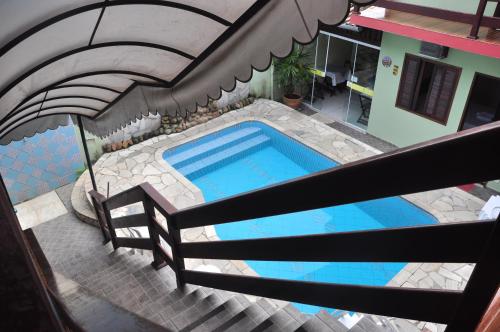 an overhead view of a swimming pool in a house at Pousada Cores Do Mar in Paraty