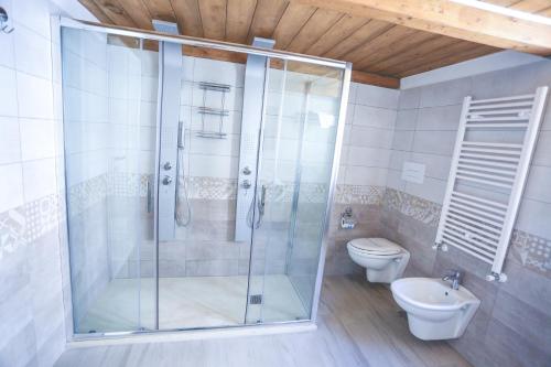 a bathroom with a shower and a toilet at IL VIAGGIATORE VIA INDIPENDENZA B&B in Gaeta