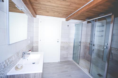 a bathroom with a sink and a shower at IL VIAGGIATORE VIA INDIPENDENZA B&B in Gaeta