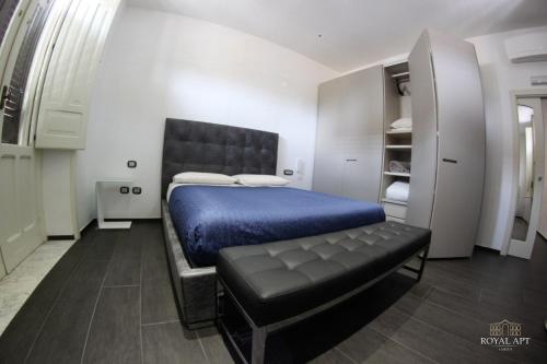 カゼルタにあるRoyal APT Casertaのベッドルーム(ベッド1台、ベンチ付)