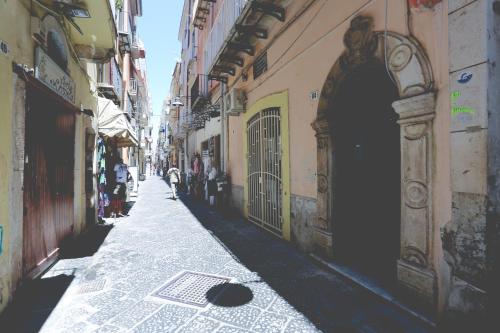 an alley with people walking down a street at IL VIAGGIATORE VIA INDIPENDENZA B&B in Gaeta