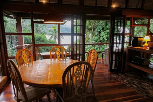 - une salle à manger avec une table et des chaises en bois dans l'établissement Atlantica Jungle Lodge, à Abraão
