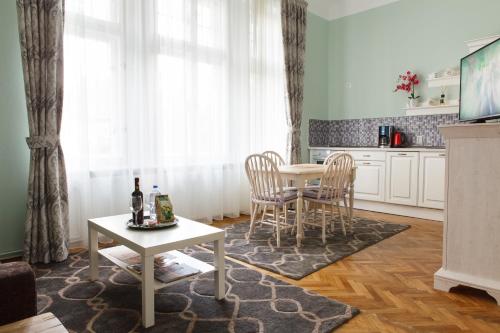 une cuisine avec une table et des chaises dans une pièce dans l'établissement Great Central Apartment, à Sibiu