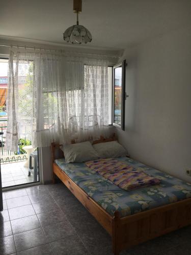 プリモルスコにあるTwo bedroom Apartment in Primorskoの窓とベッドサイドサイドサイドサイドサイドサイドサイドサイドサイドサイドサイドサイドサイドサイドサイドサイドサイドサイドサイドサイドサイドサイドサイドサイドサイドサイドサイドサイドサイドサイドサイドサイドサイドサイドサイドサイドサイドサイドサイドサイドサイドサイドサイドサイドサイドサイドサイドサイドサイドサイドベッド