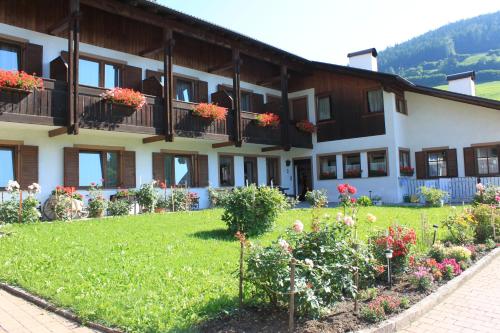 a building with flowers in front of it at Residence die Färbe in Vipiteno