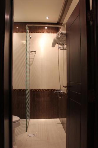 a bathroom with a glass shower with a toilet at شقق درر رامه للشقق المخدومة 3 in Riyadh