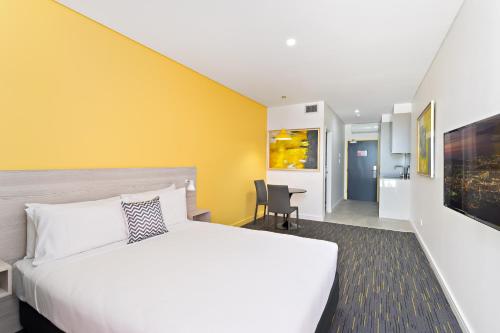 Postel nebo postele na pokoji v ubytování Value Suites Green Square