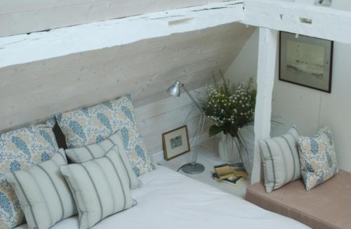 a bedroom with a bed with blue and white pillows at Clos Mirabel Manor - Holiday rental in Jurançon