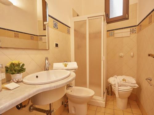 y baño con lavabo, aseo y ducha. en Dimora dei Leoni - Dependance, en Palermo