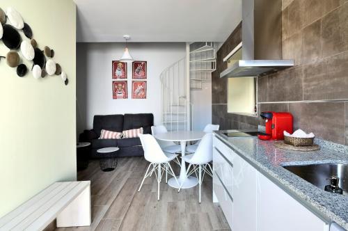 a kitchen and living room with a table and chairs at Plaza Sandra in Trujillo