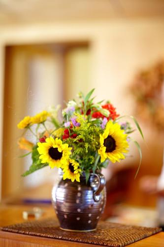 a brown vase filled with flowers on a table at Hotel Grünwald in Munich