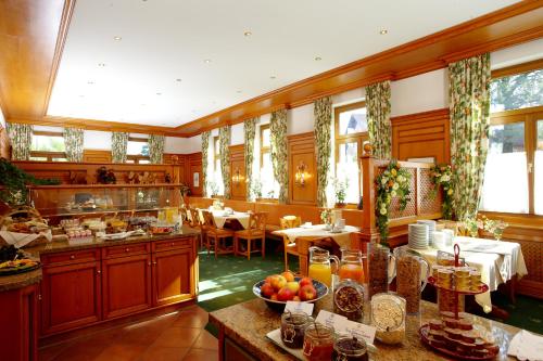 uma sala de jantar com uma mesa com frutas em Hotel Grünwald em Munique