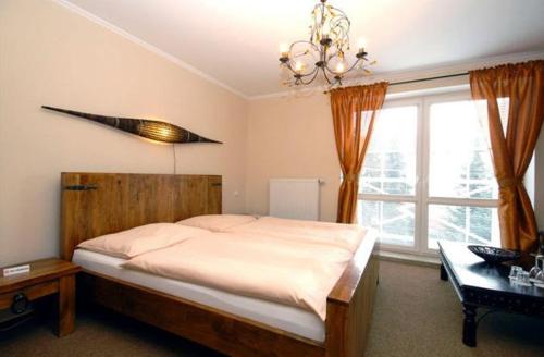 Un dormitorio con una cama grande y una ventana en Penzion Bystrica, en Považská Bystrica