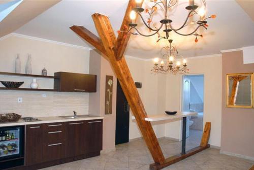 una cocina con una escalera de madera en el medio. en Penzion Bystrica, en Považská Bystrica