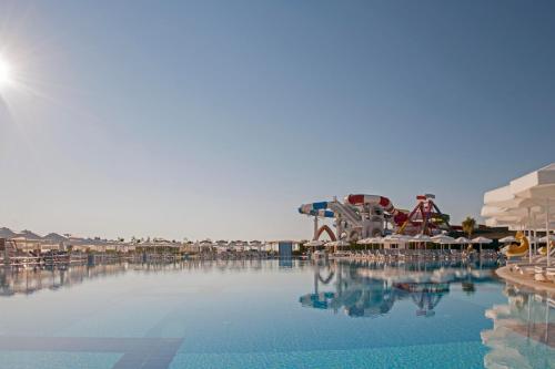 La alberca dentro o cerca de Delphin Imperial Lara