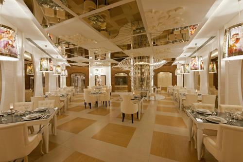 Un restaurante u otro lugar para comer en Delphin Imperial Lara