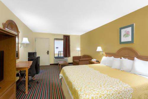 Ένα ή περισσότερα κρεβάτια σε δωμάτιο στο Days Inn by Wyndham Biscoe