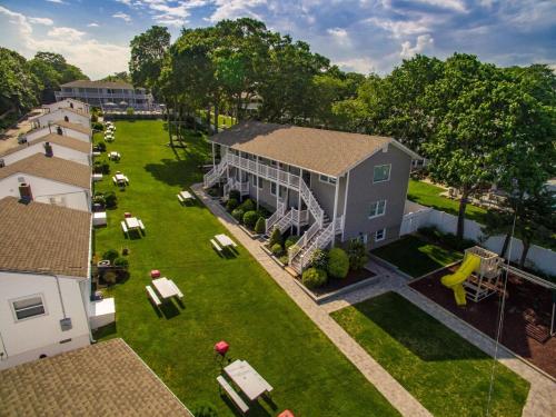 Κήπος έξω από το Colonial Shores Resort