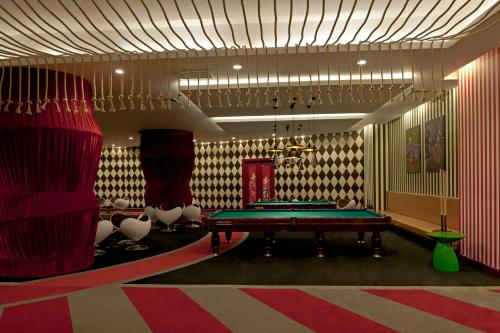 Una mesa de billar en Delphin Imperial Lara