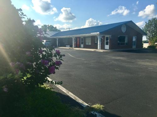 un bâtiment avec un parking en face de celui-ci dans l'établissement Mountain View Motel, à Maryville