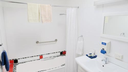 A bathroom at New Norfolk Junction Motel