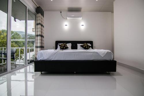Postel nebo postele na pokoji v ubytování e-stay Hanthana Kandy