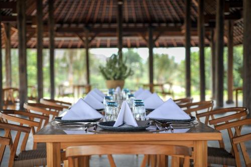 Ein Restaurant oder anderes Speiselokal in der Unterkunft Komaneka at Keramas Beach 