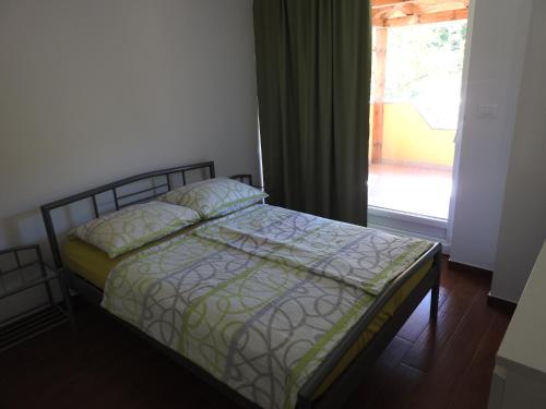 Ένα ή περισσότερα κρεβάτια σε δωμάτιο στο Počitniška Hiša