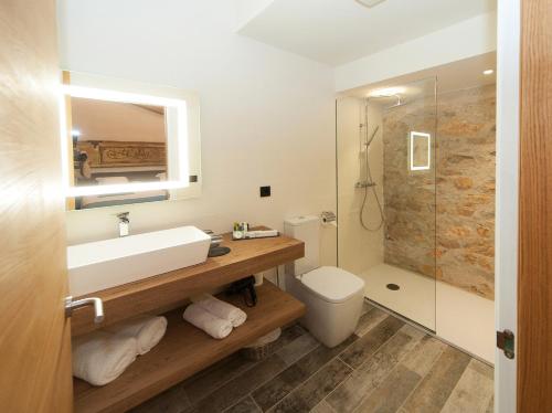 Bilik mandi di Hotel Molí de l'Escala