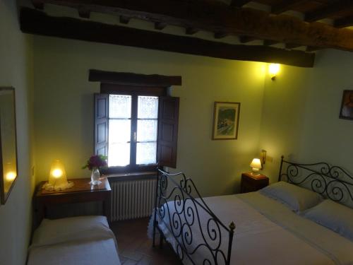 a bedroom with two beds and a window at B&B Fonte Dei Billi in Pennabilli
