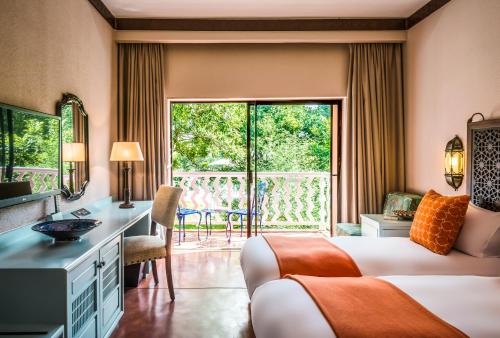 Postel nebo postele na pokoji v ubytování Avani Victoria Falls Resort