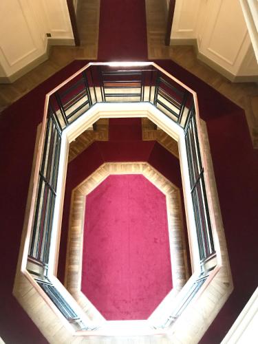 - une vue sur le plafond d'un bâtiment avec un sol rose dans l'établissement Paris Besson Stay Appartement Neuilly sur Seine, à Neuilly-sur-Seine