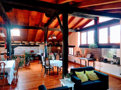 una sala de estar con mesas y sillas en un edificio en Agroturismo Ondarre, en Segura
