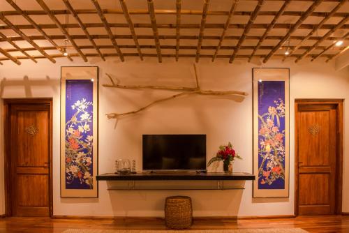 Μια τηλεόραση ή/και κέντρο ψυχαγωγίας στο Donatela Resort and Sanctuary