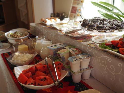 un bufé con fruta y otros alimentos en una mesa en Asian Mountains, en Bishkek