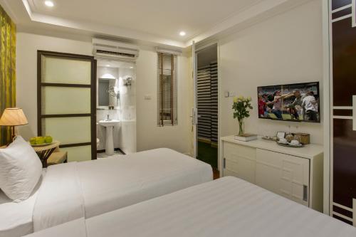 Cama o camas de una habitación en Hanoi La Selva Hotel