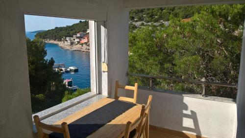 balcón con mesa y vistas al agua en Zirje Accommodation, en Isla Žirje