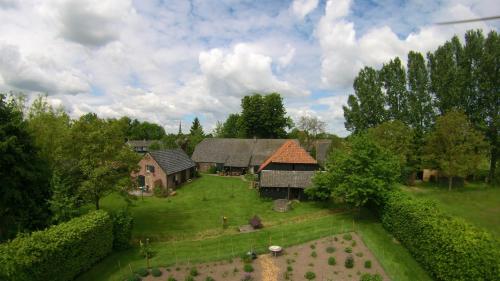 an aerial view of a house with a yard at De Hopbel & Het Koevinkje in Liempde