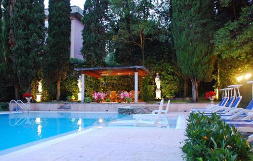 Bazén v ubytování Hotel Désirée - Garda Lake Collection nebo v jeho okolí