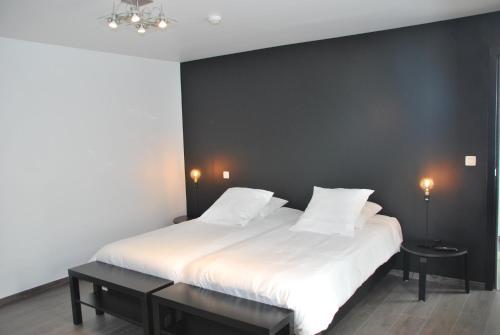 Una cama o camas en una habitación de Le Durbuysien