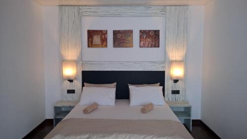 - une chambre avec un grand lit blanc et deux lampes dans l'établissement The Nest by Amarasinghe's, à Haputale