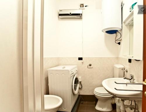 Um banheiro em Monolocale Genova Centro Storico