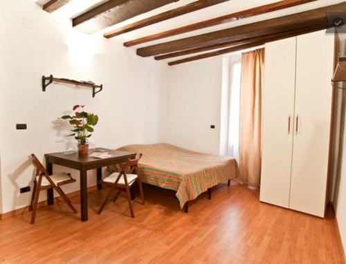 ジェノヴァにあるMonolocale Genova Centro Storicoのテーブル、テーブル、テーブル、テーブル、テーブルが備わる客室です。