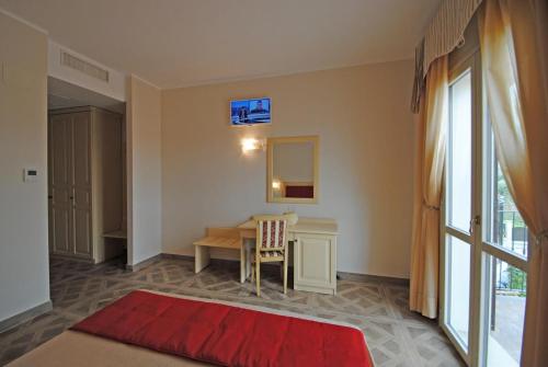 a living room with a table and a red rug at Il Salice in Civitella del Tronto