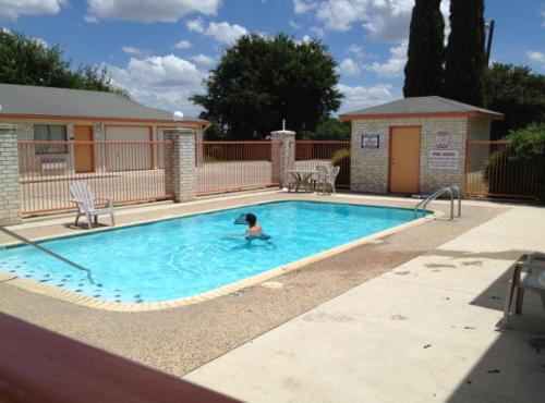 Piscina en o cerca de Budget Inn San Antonio Downtown I-10 East