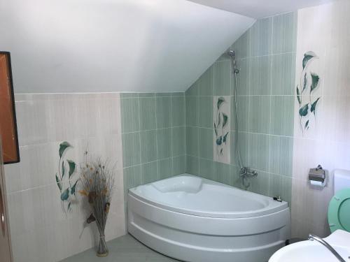 Casa Flori في كاليمانيشتي: حمام به مرحاض أبيض ومغسلة