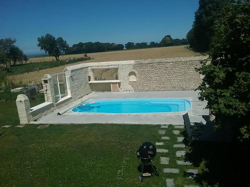 - une piscine dans une cour à côté d'un bâtiment dans l'établissement Cottage B2 Bazenville, à Bazenville