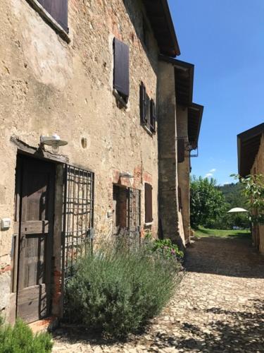an old building with an open door and a gate at Agriturismo La Costa - Casa Vacanze in Perego