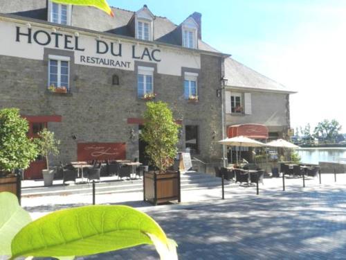 a hotel du lac with tables and chairs in front of it at Hôtel Restaurant du Lac in Combourg